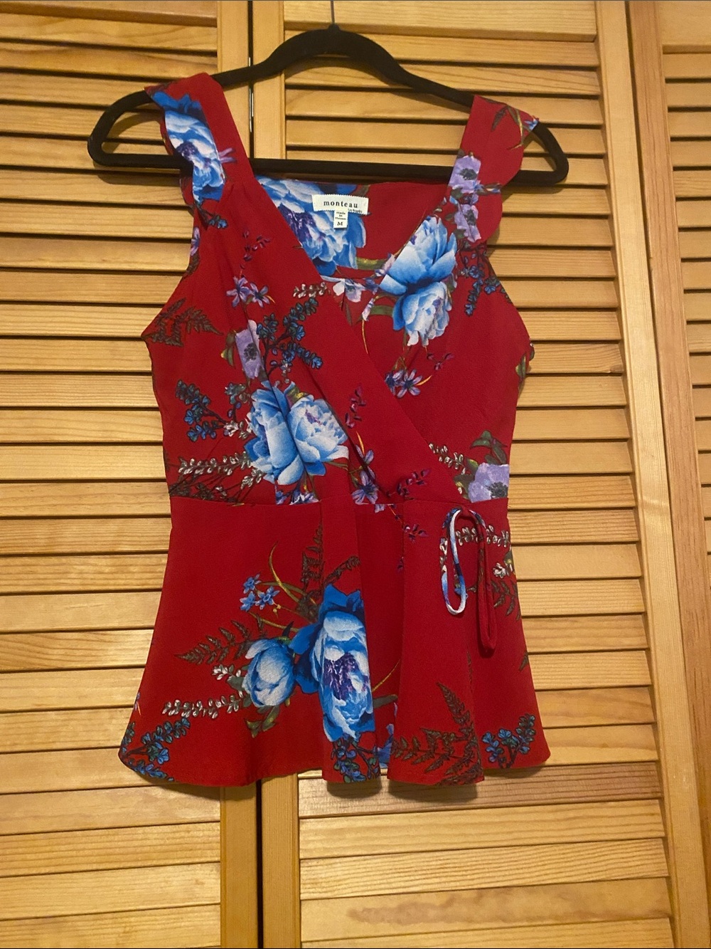 Monteau Red Floral Size Medium Sleeveless Top with Blue Flowers